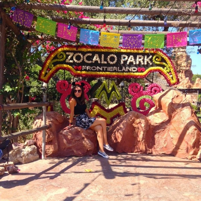 Blogger Nihan posing in Zocalo park in Frontierland Disneyland during Halloween Time