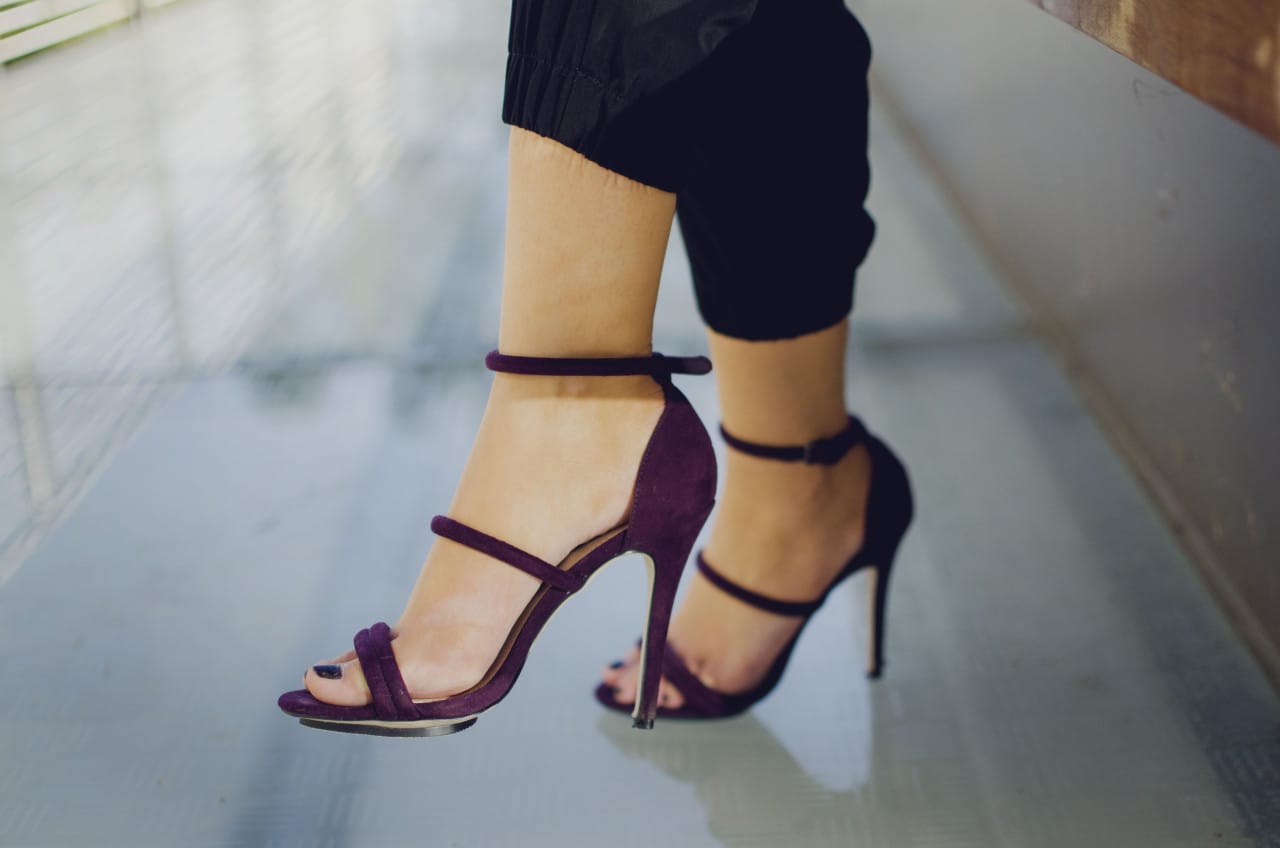Blogger Nihan's festive, chic and sexy maroon color high heel shoes