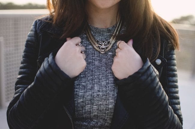 Blogger Nihan showing her rings and tiger necklace