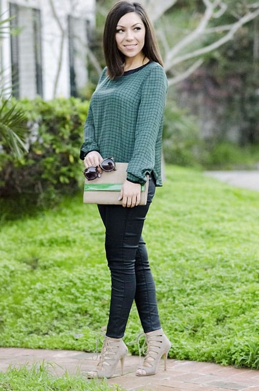 Blogger Nihan showing her green Asos tip, Chinese Laundry huge Jigsaw heels and Rock & Republic high-heels, standing in front a fancy house in La Jolla
