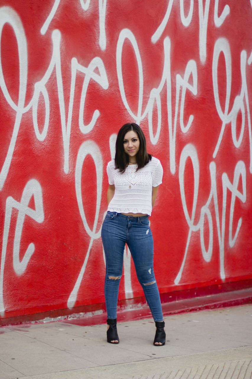 Love mural in Los Angeles, Fashion Blogger Nihan wearing Topshop ripped jeans, white crochet top and Vera Wang shoes