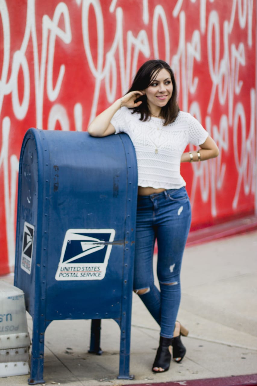 Love wall in Los Angeles, Blogger Nihan wearing Topshop ripped jeans and white crochet top