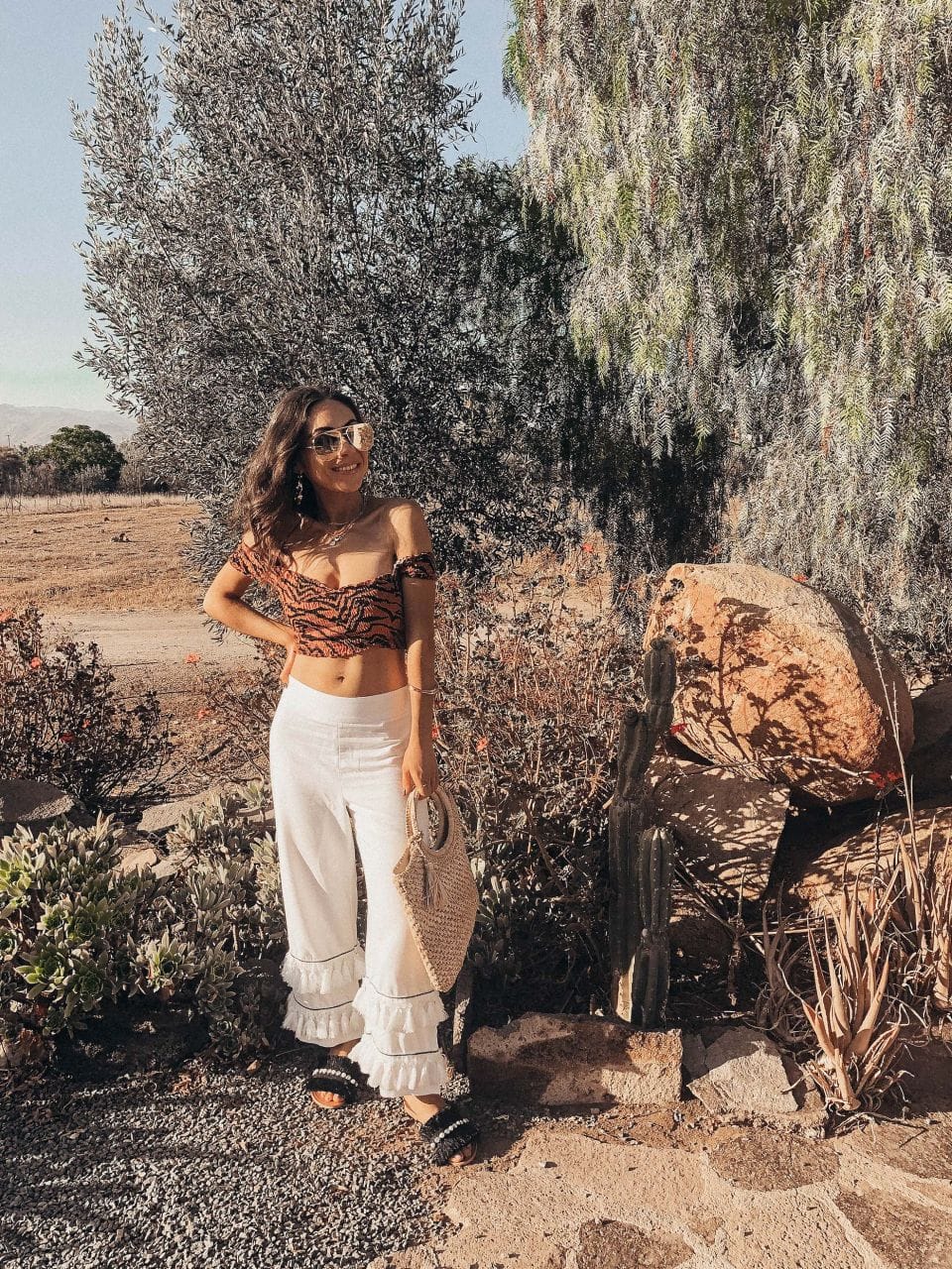 Style_with_nihan_river_island_leopard_print_crop_top_black_flat_sandals_quay_sunglasses_hat_attack_straw_bag_valle_de_guadalupe_mexico