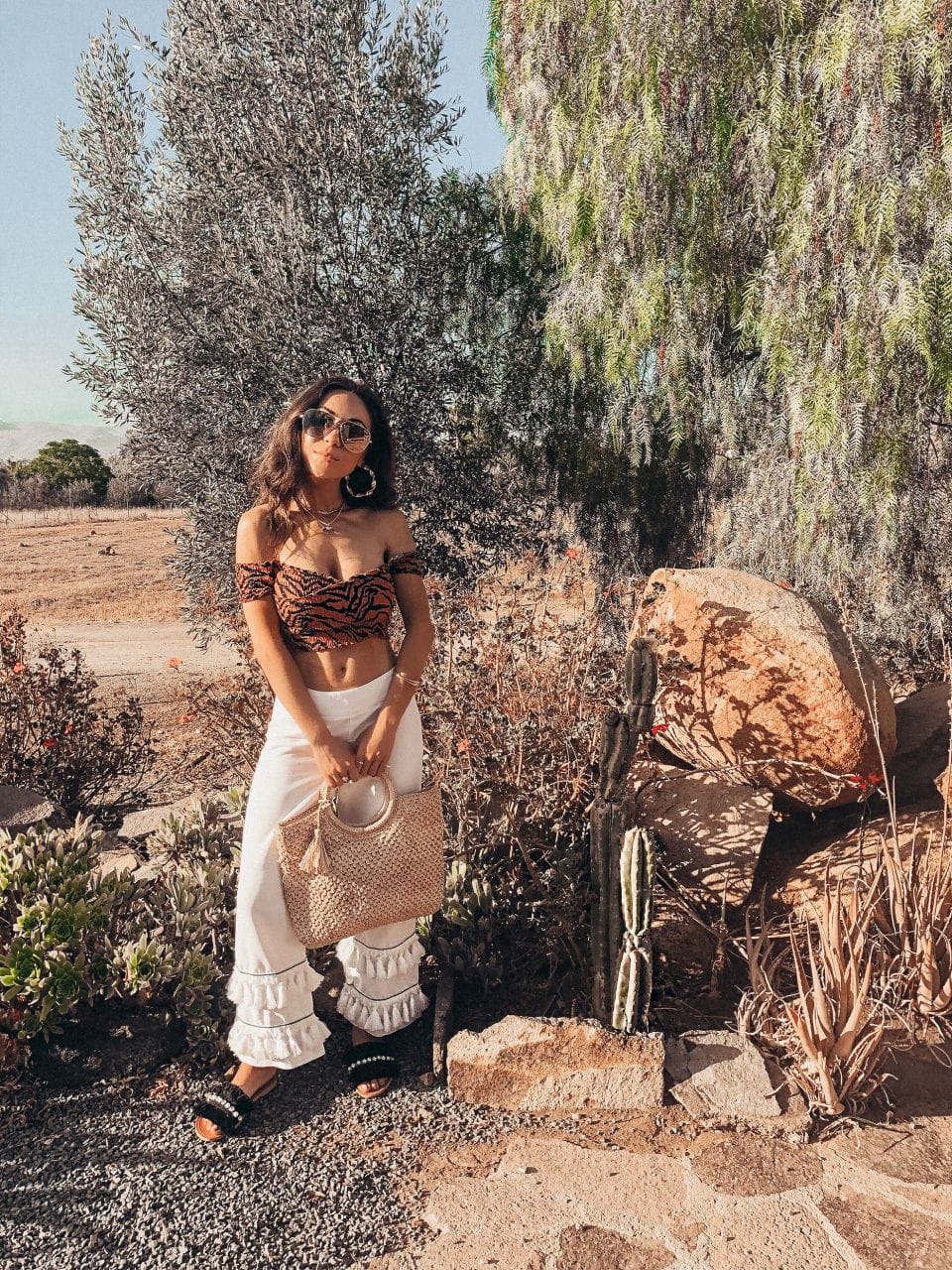 Style_with_nihan_river_island_leopard_print_top_quay_sunglasses_hat_attack_straw_bag_vino_del_rutho_laja_restaurant_mexico